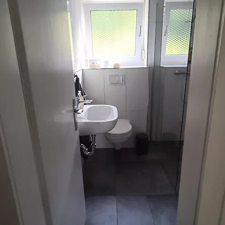 Deisterferien, 5 Minuten Zur Landesgartenschau, Hunde Kosten Extra,terrasse, Netflix, Wlan, A2, B65, Bis 8 Personen Appartement *