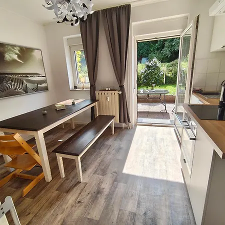 Deisterferien, 5 Minuten Zur Landesgartenschau, Hunde Kosten Extra,terrasse, Netflix, Wlan, A2, B65, Bis 8 Personen Appartement *